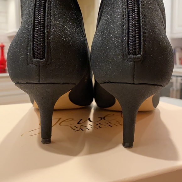👢Badgley Mischka Back zipper, 2” kitten heel. Soft stretch shimmer fabric - Picture 3 of 8